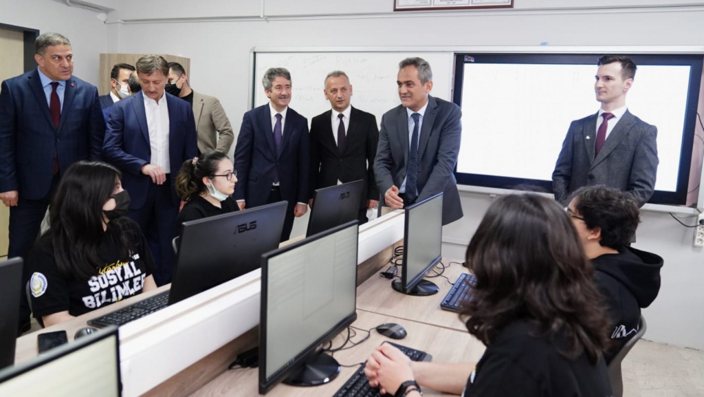 Yenilenen  bilgisayar laboratuvarımız 30 martta sayın Bakanımızın katılımı açılmıştır.